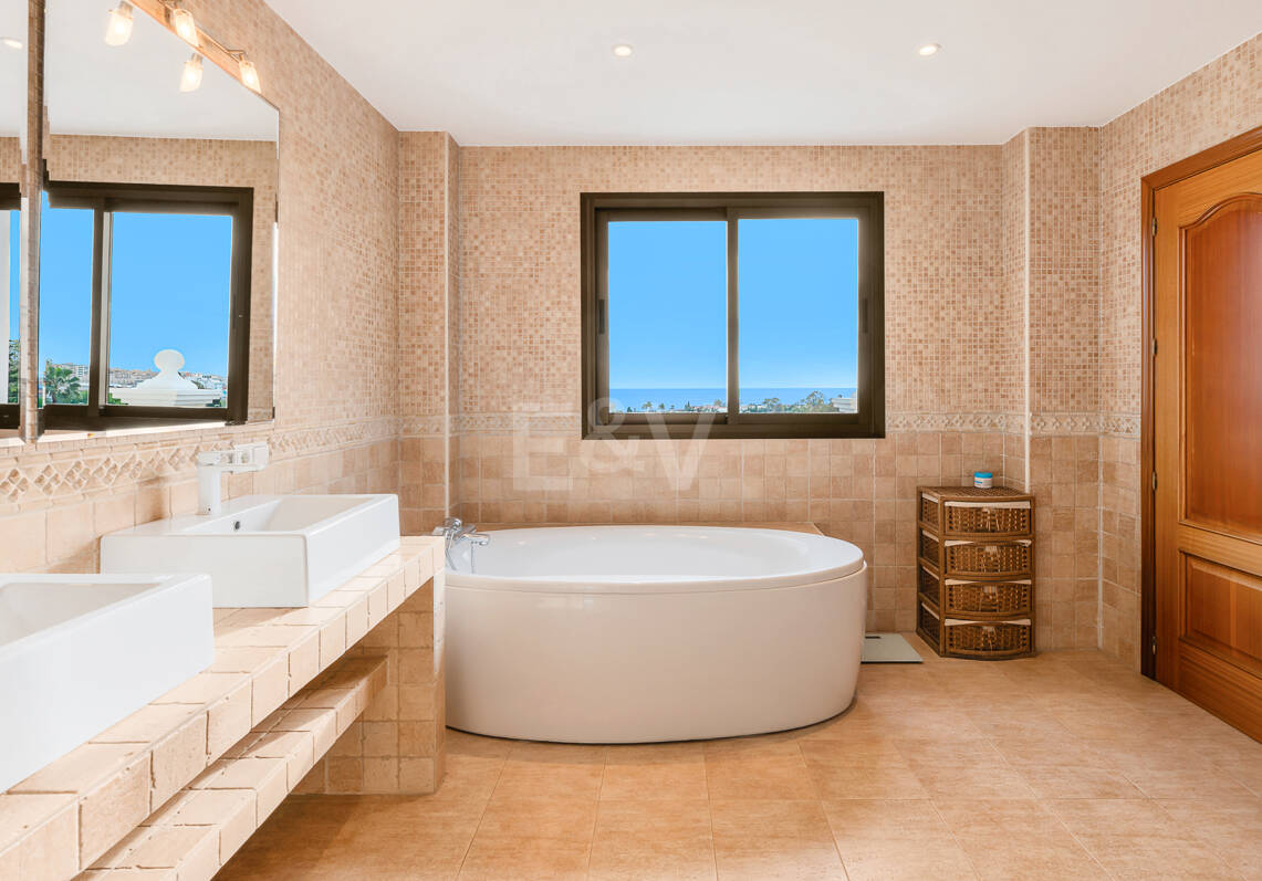 Villa Luminosa con Vistas Panorámicas al Mar y Solárium en la Azotea