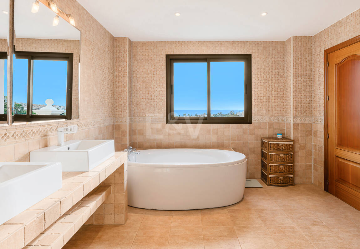 Bright Villa with Panoramic Sea Views and Rooftop Solarium