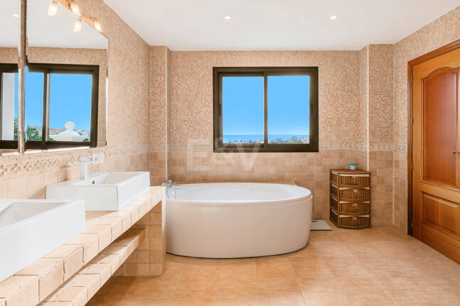 Bright Villa with Panoramic Sea Views and Rooftop Solarium