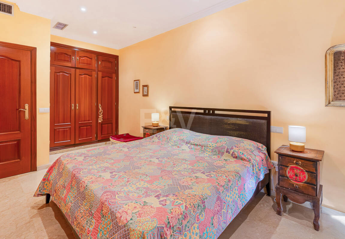 Bright Villa with Panoramic Sea Views and Rooftop Solarium