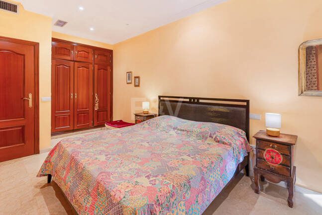 Bright Villa with Panoramic Sea Views and Rooftop Solarium