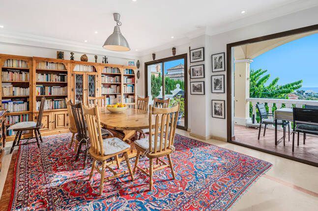 Bright Villa with Panoramic Sea Views and Rooftop Solarium