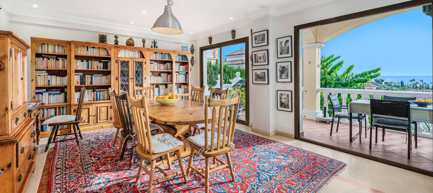 Villa Luminosa con Vistas Panorámicas al Mar y Solárium en la Azotea