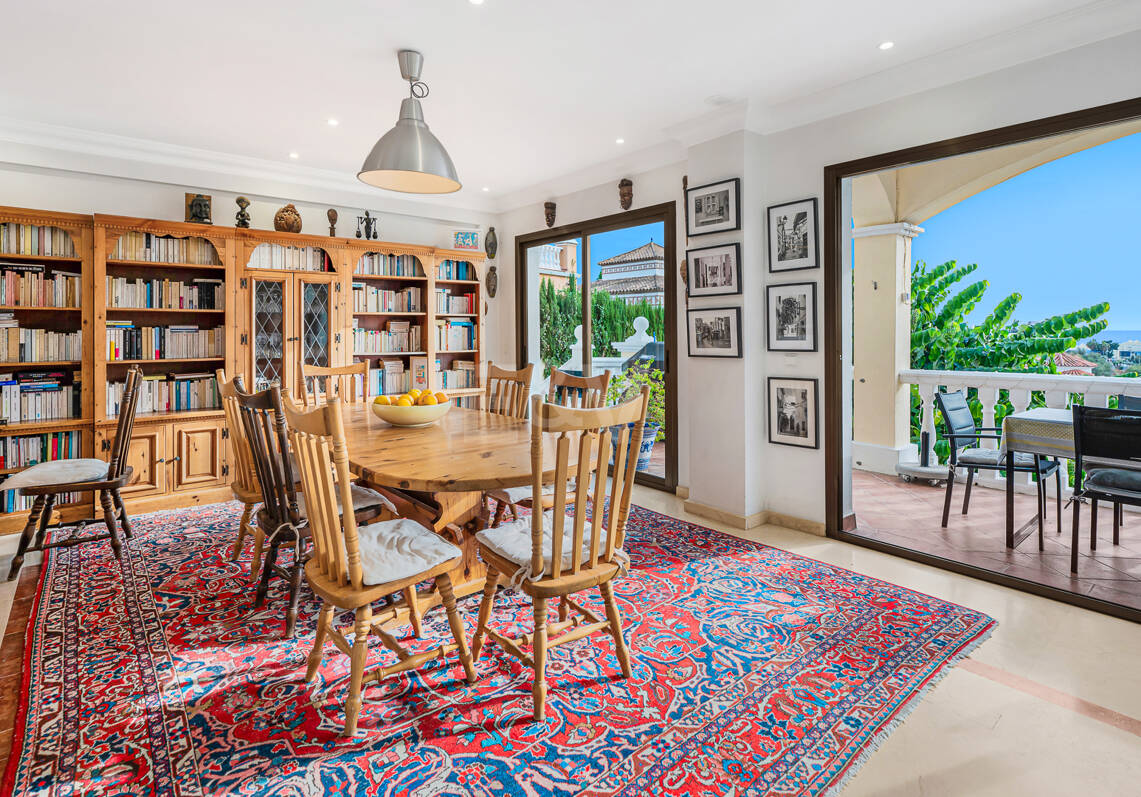 Villa Luminosa con Vistas Panorámicas al Mar y Solárium en la Azotea