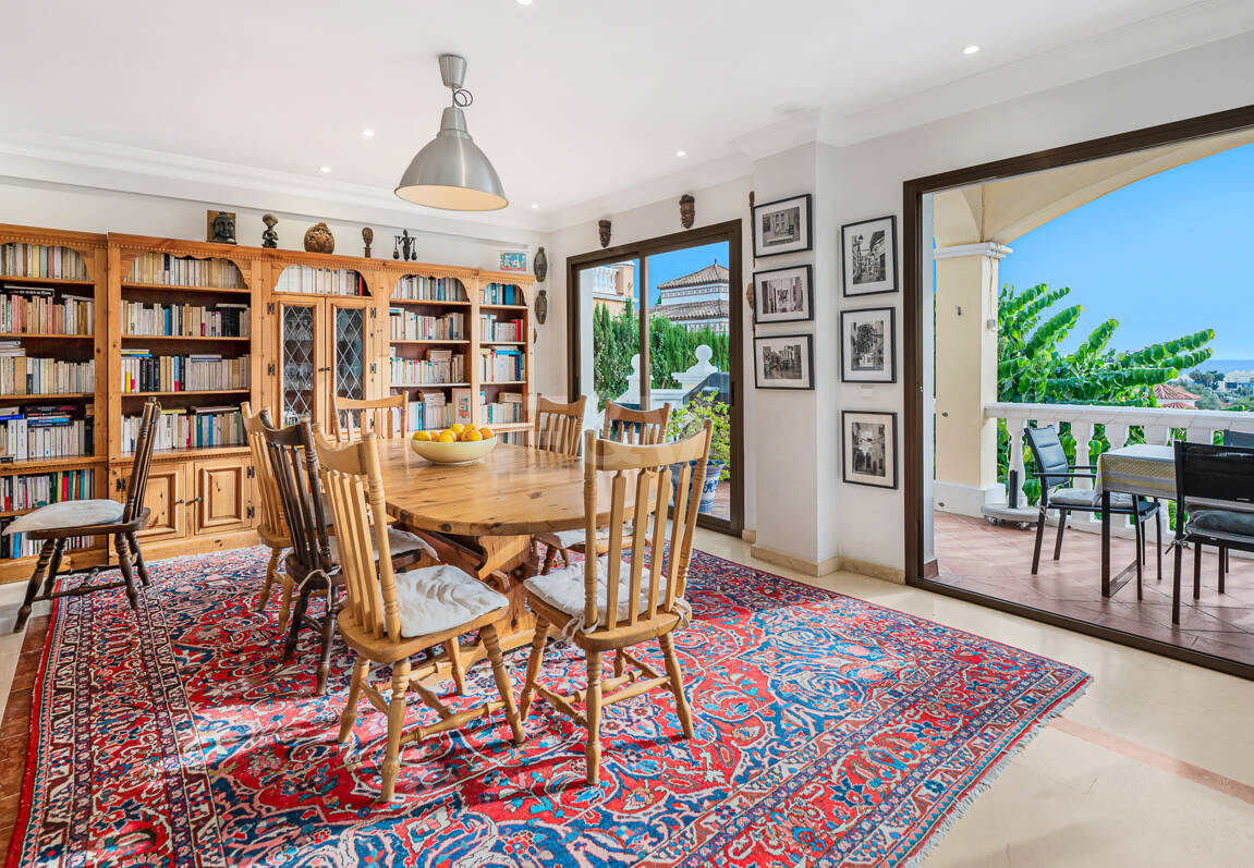 Bright Villa with Panoramic Sea Views and Rooftop Solarium