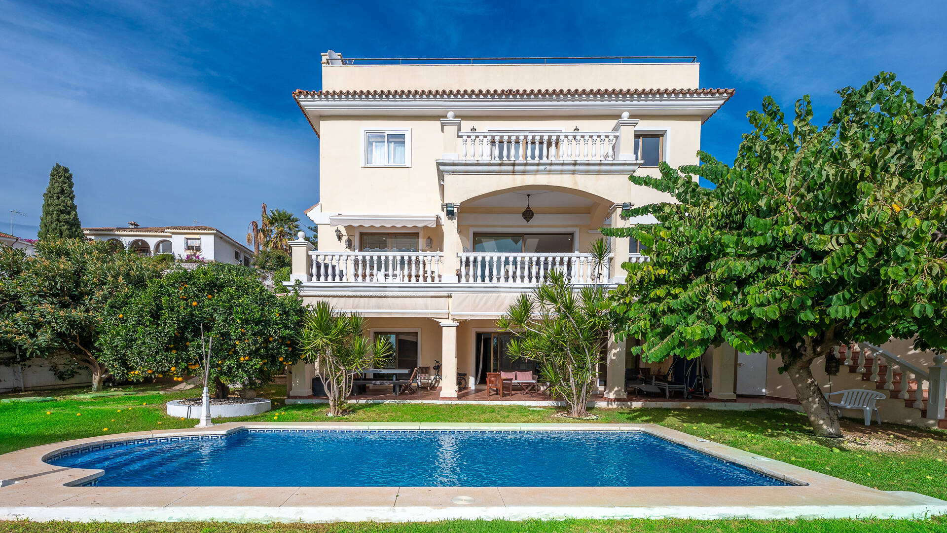 Bright Villa with Panoramic Sea Views and Rooftop Solarium