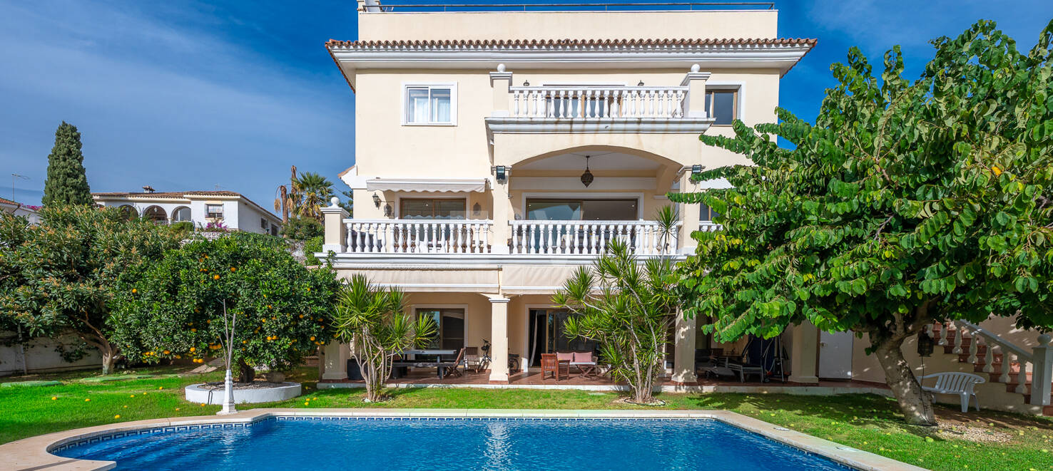 Villa Luminosa con Vistas Panorámicas al Mar y Solárium en la Azotea