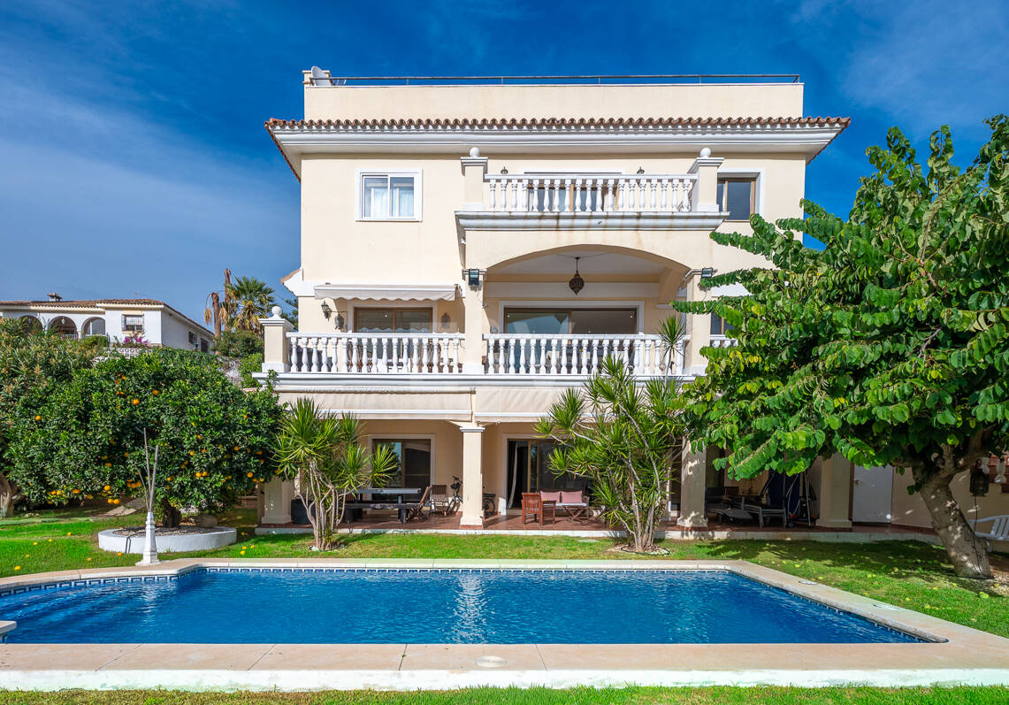 Villa Luminosa con Vistas Panorámicas al Mar y Solárium en la Azotea