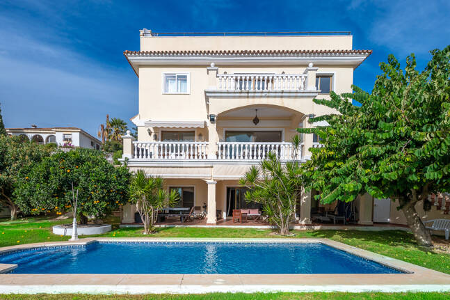 Bright Villa with Panoramic Sea Views and Rooftop Solarium