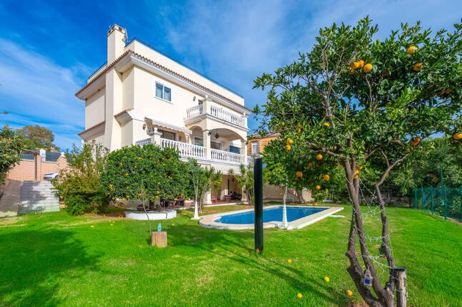 Bright Villa with Panoramic Sea Views and Rooftop Solarium