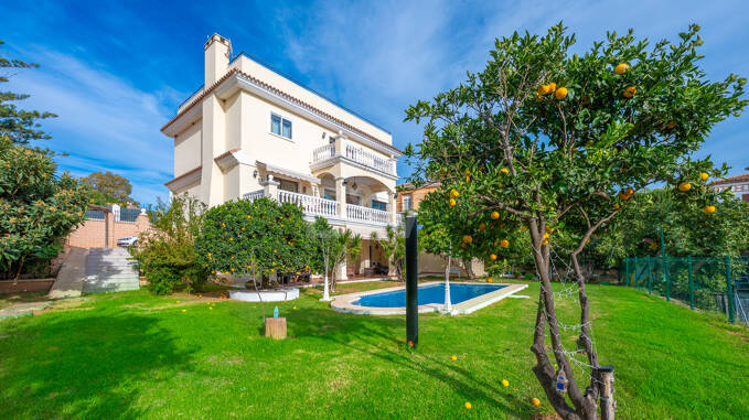 Villa Luminosa con Vistas Panorámicas al Mar y Solárium en la Azotea