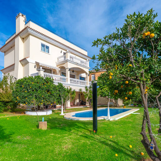 Villa Luminosa con Vistas Panorámicas al Mar y Solárium en la Azotea