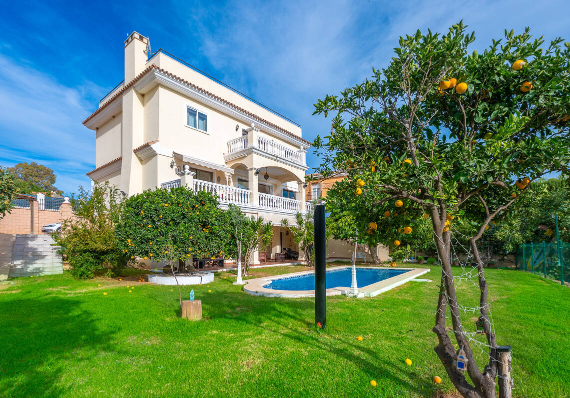 Villa Luminosa con Vistas Panorámicas al Mar y Solárium en la Azotea