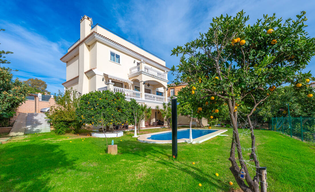 Villa Luminosa con Vistas Panorámicas al Mar y Solárium en la Azotea