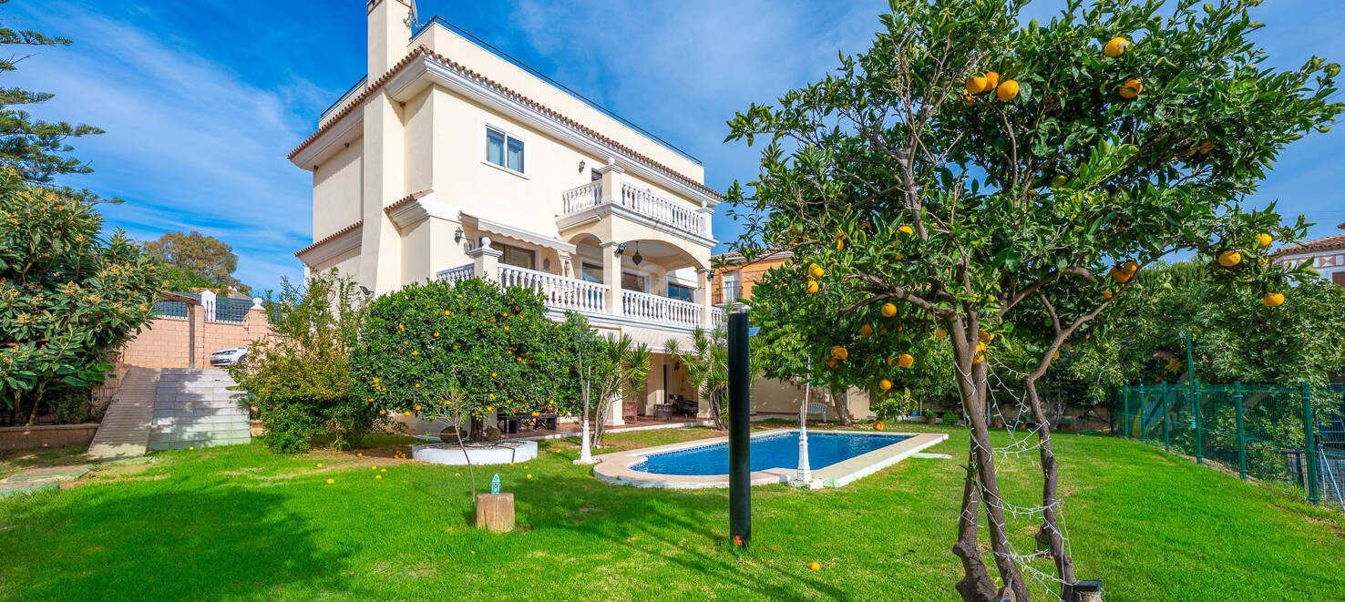 Villa Luminosa con Vistas Panorámicas al Mar y Solárium en la Azotea