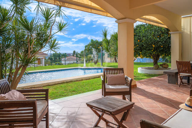 Bright Villa with Panoramic Sea Views and Rooftop Solarium