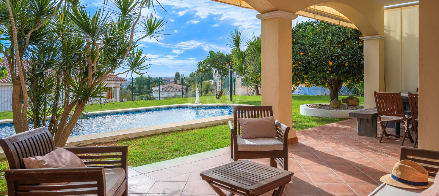 Villa Luminosa con Vistas Panorámicas al Mar y Solárium en la Azotea