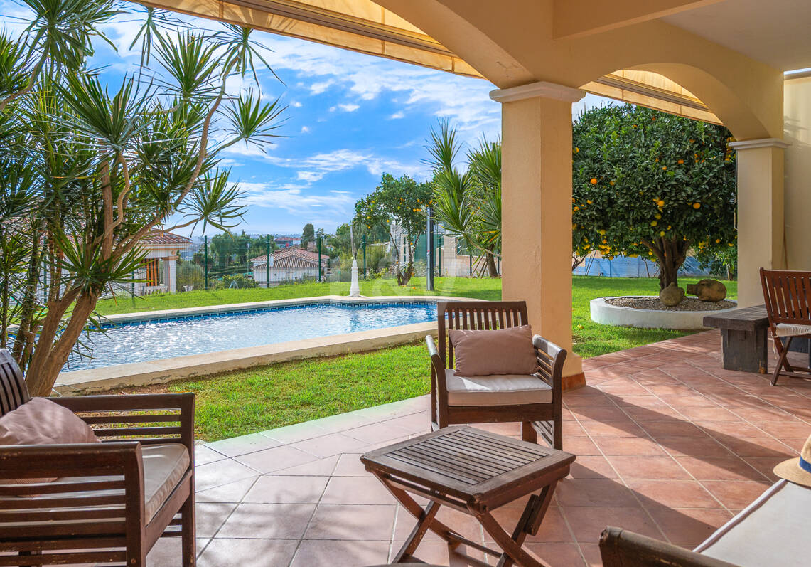 Villa Luminosa con Vistas Panorámicas al Mar y Solárium en la Azotea