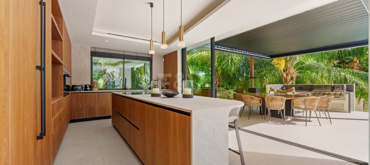 Vivienda Contemporánea Refinada: Diseño, Comodidad y Privacidad Combinados