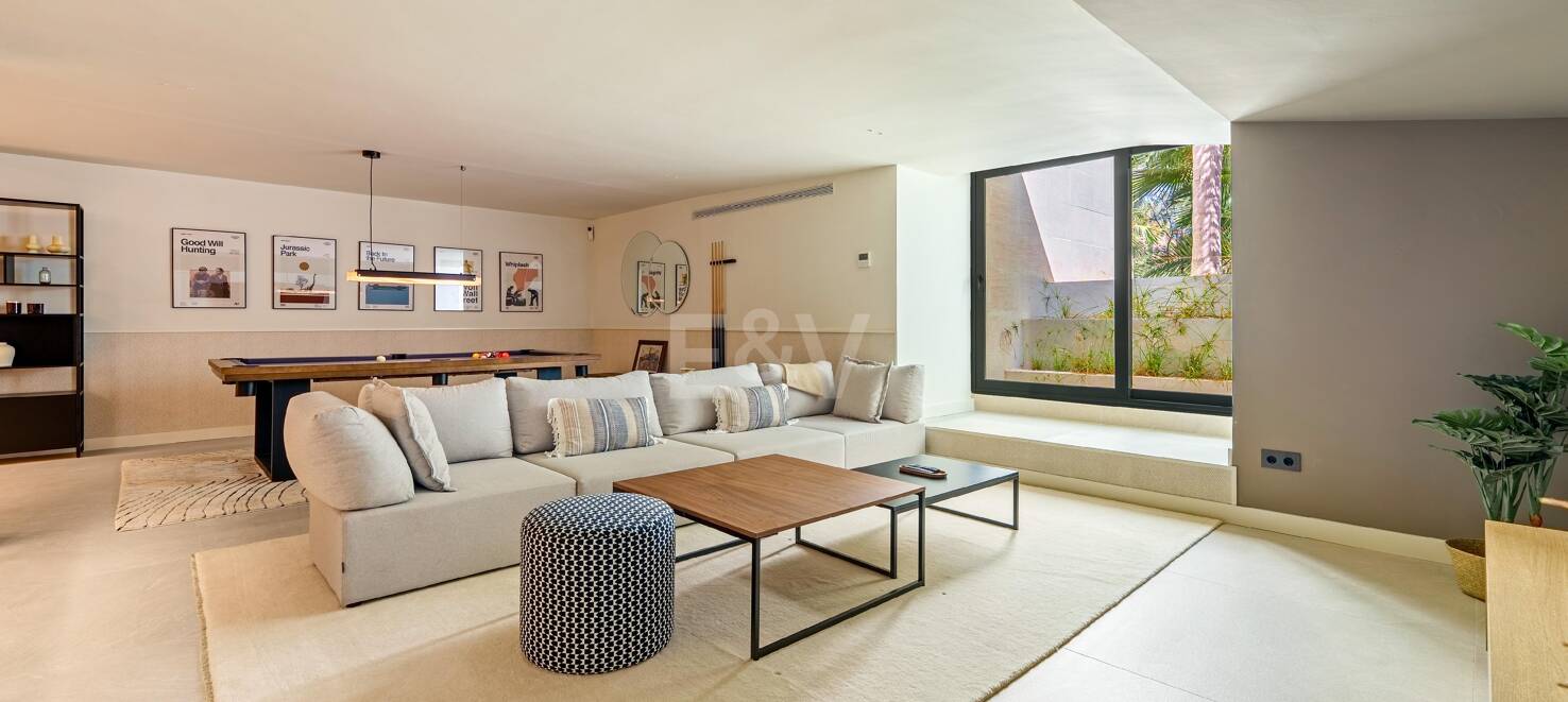 Vivienda Contemporánea Refinada: Diseño, Comodidad y Privacidad Combinados