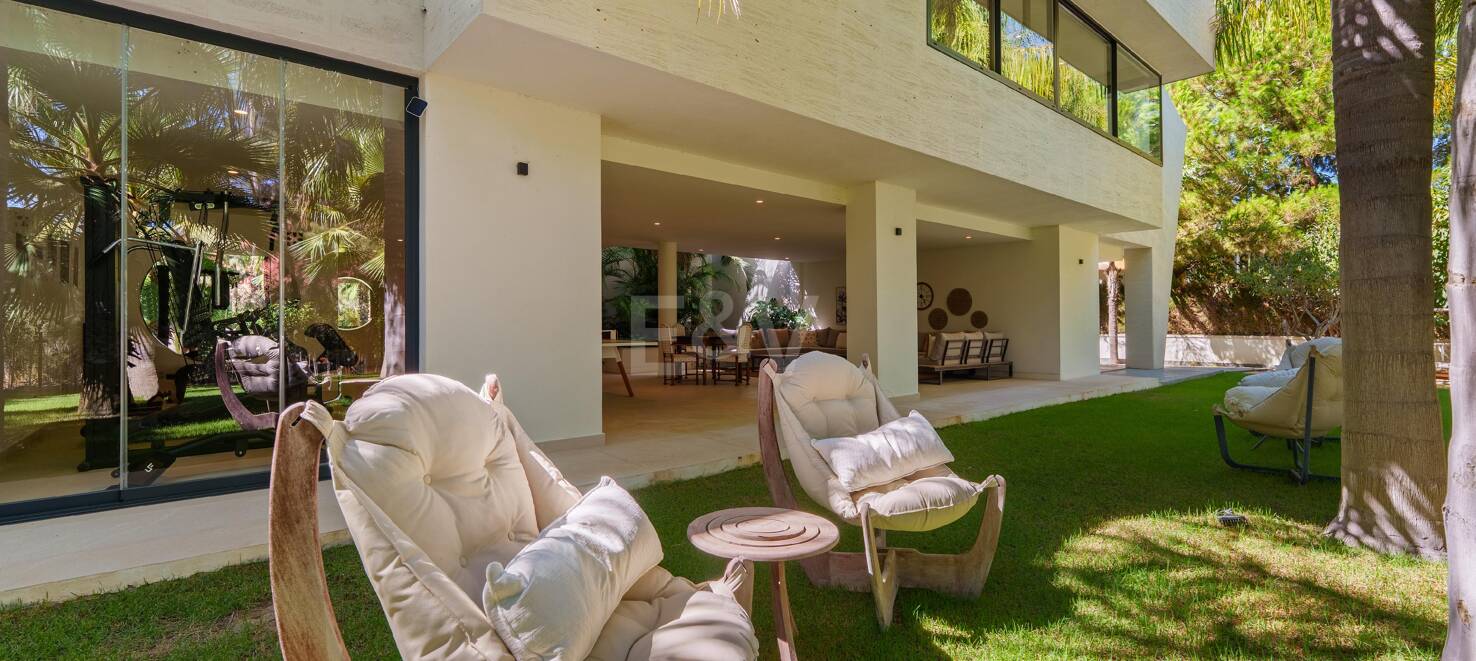 Vivienda Contemporánea Refinada: Diseño, Comodidad y Privacidad Combinados