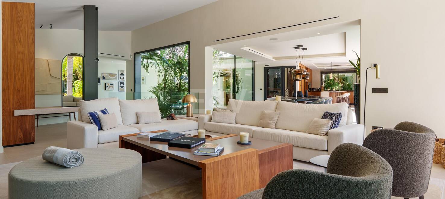 Vivienda Contemporánea Refinada: Diseño, Comodidad y Privacidad Combinados