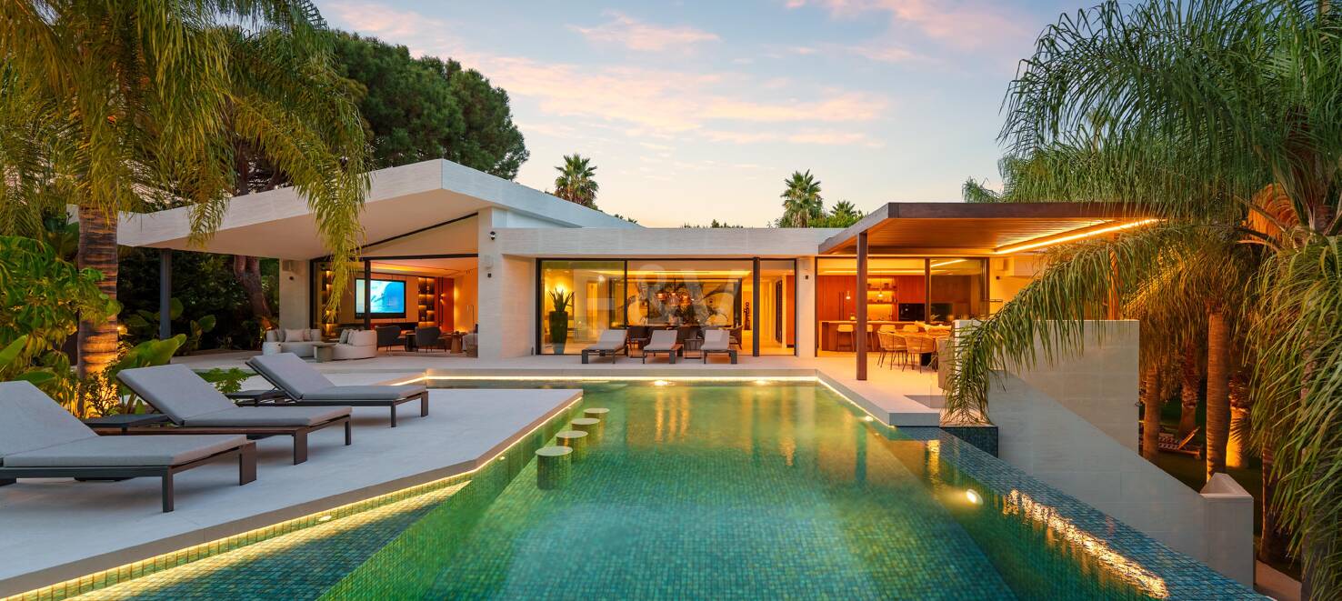 Vivienda Contemporánea Refinada: Diseño, Comodidad y Privacidad Combinados