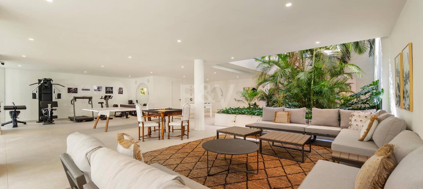 Vivienda Contemporánea Refinada: Diseño, Comodidad y Privacidad Combinados