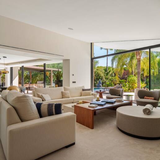 Vie contemporaine raffinée : design, confort et intimité combinés