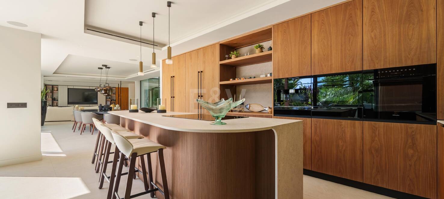 Vivienda Contemporánea Refinada: Diseño, Comodidad y Privacidad Combinados