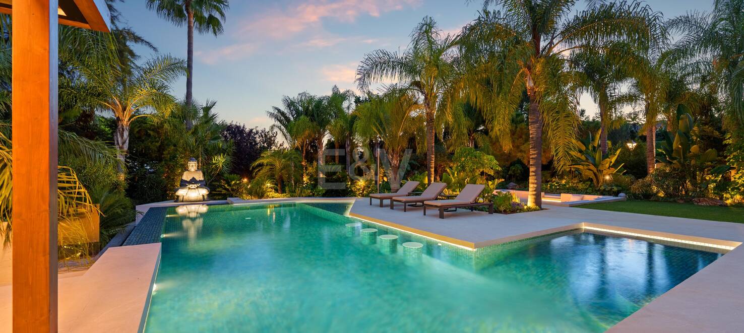 Vivienda Contemporánea Refinada: Diseño, Comodidad y Privacidad Combinados