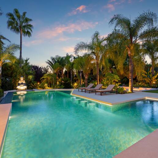 Vivienda Contemporánea Refinada: Diseño, Comodidad y Privacidad Combinados