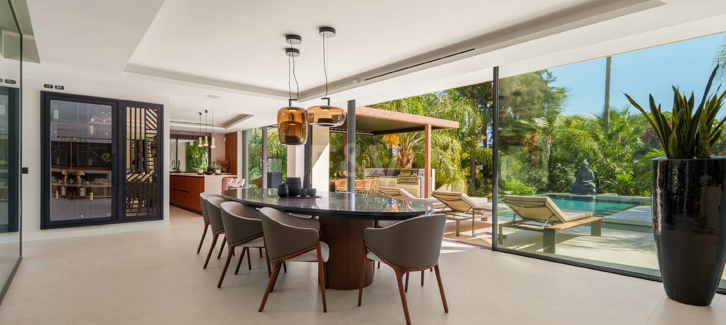 Vivienda Contemporánea Refinada: Diseño, Comodidad y Privacidad Combinados