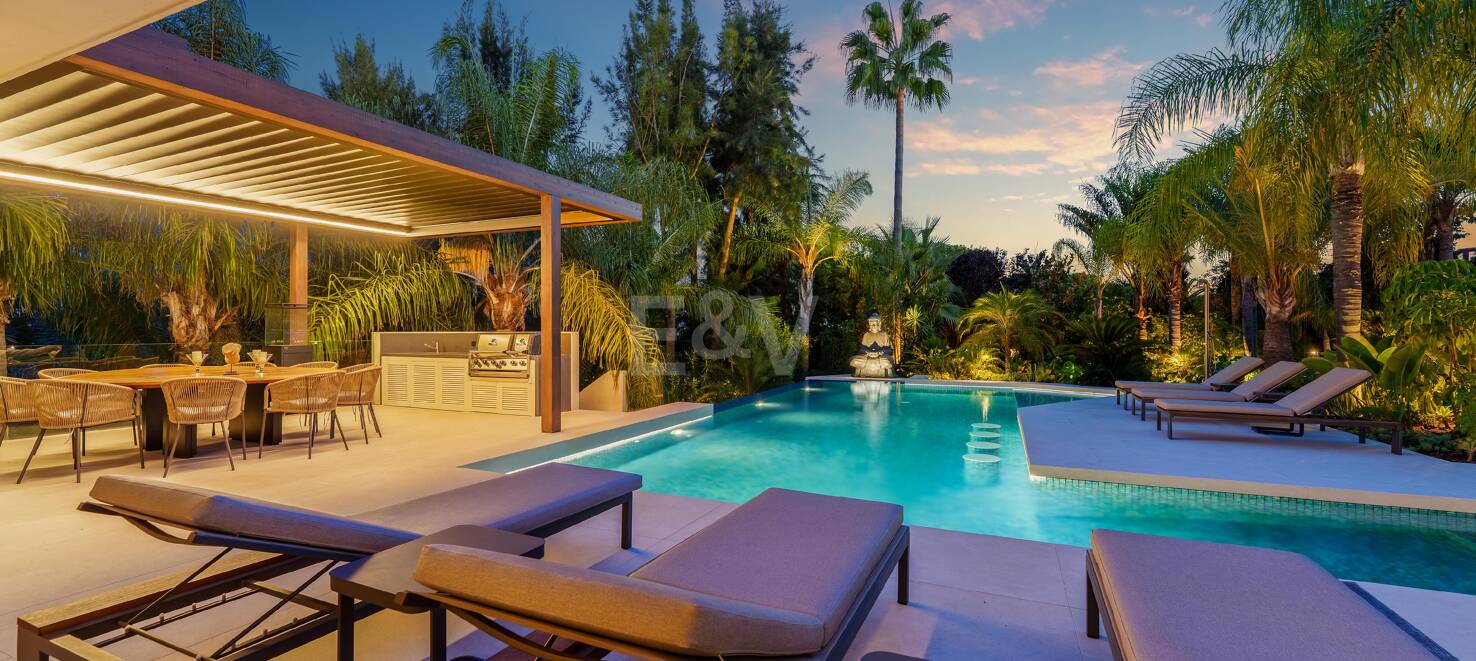 Vivienda Contemporánea Refinada: Diseño, Comodidad y Privacidad Combinados