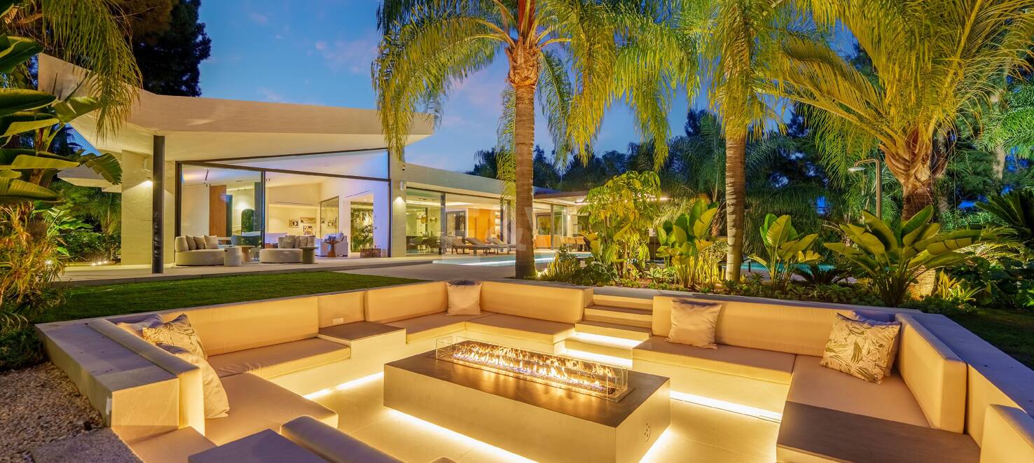 Vivienda Contemporánea Refinada: Diseño, Comodidad y Privacidad Combinados