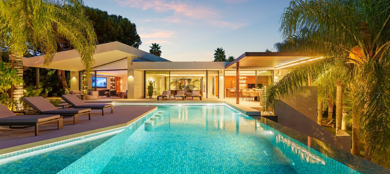 Vivienda Contemporánea Refinada: Diseño, Comodidad y Privacidad Combinados