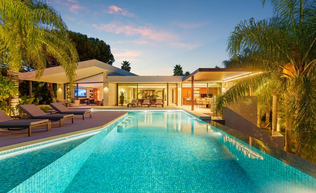 Vivienda Contemporánea Refinada: Diseño, Comodidad y Privacidad Combinados