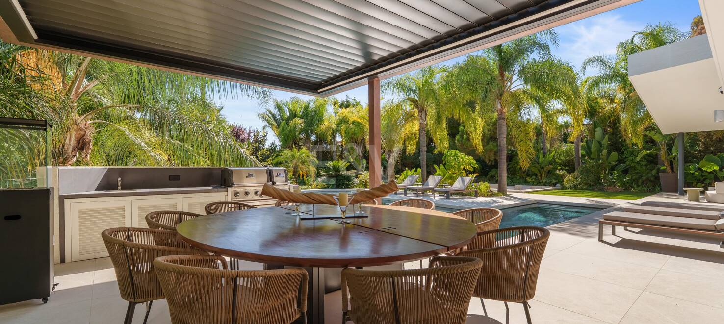 Vivienda Contemporánea Refinada: Diseño, Comodidad y Privacidad Combinados