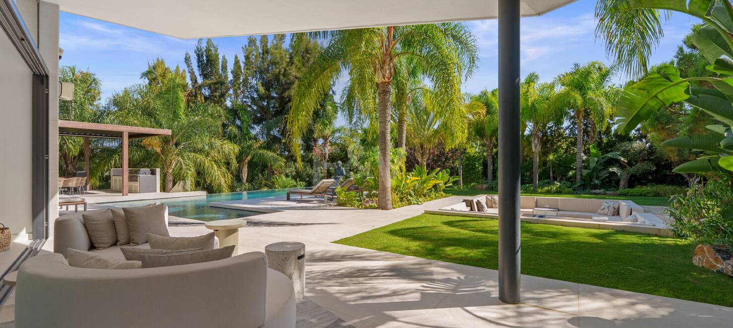 Vivienda Contemporánea Refinada: Diseño, Comodidad y Privacidad Combinados