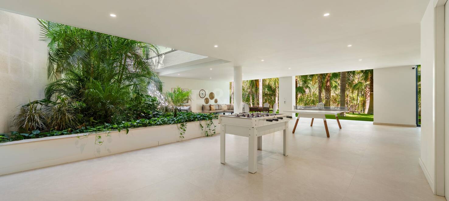 Vivienda Contemporánea Refinada: Diseño, Comodidad y Privacidad Combinados