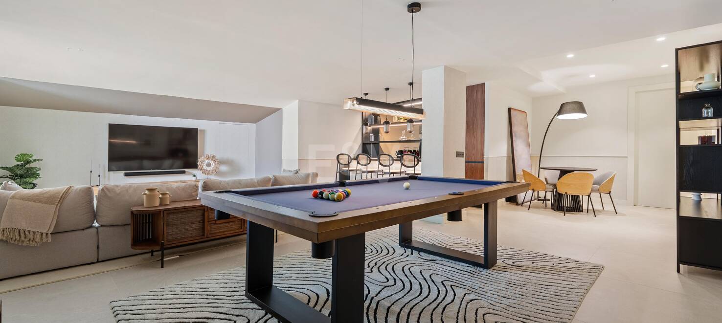 Vivienda Contemporánea Refinada: Diseño, Comodidad y Privacidad Combinados