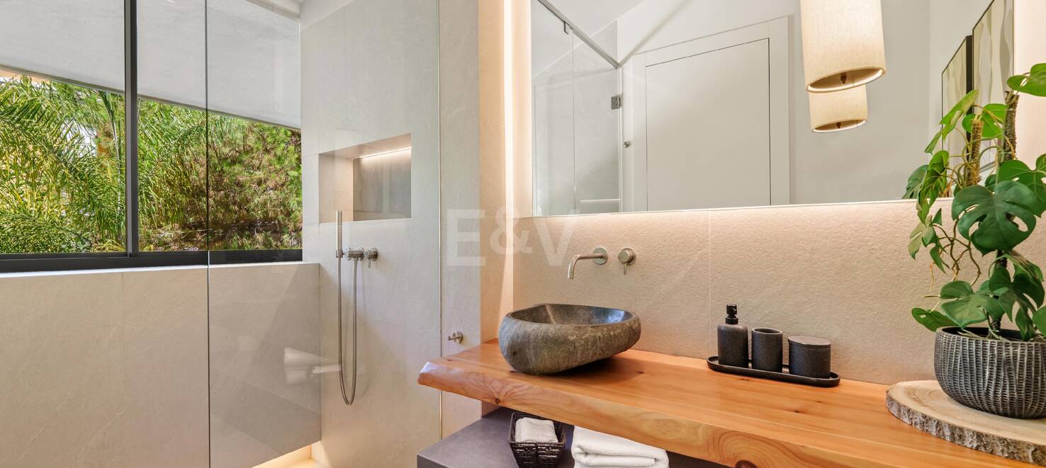 Vivienda Contemporánea Refinada: Diseño, Comodidad y Privacidad Combinados