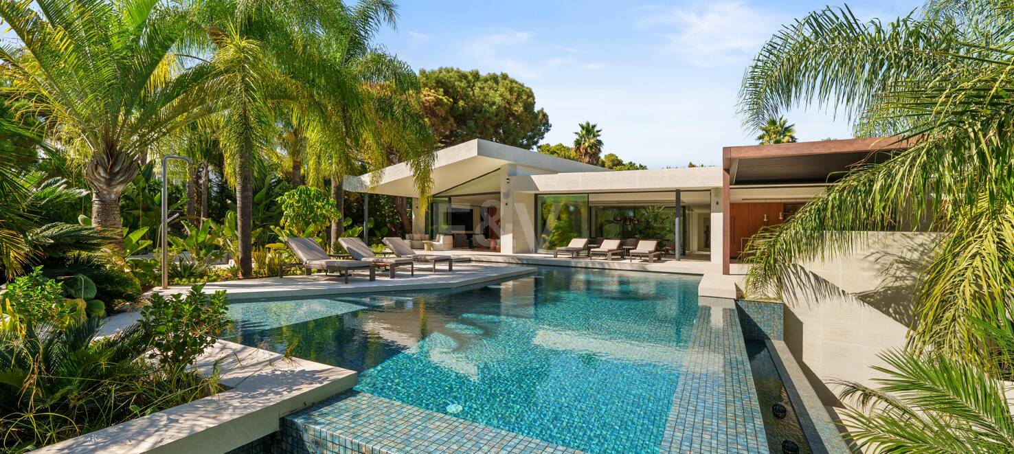 Vivienda Contemporánea Refinada: Diseño, Comodidad y Privacidad Combinados