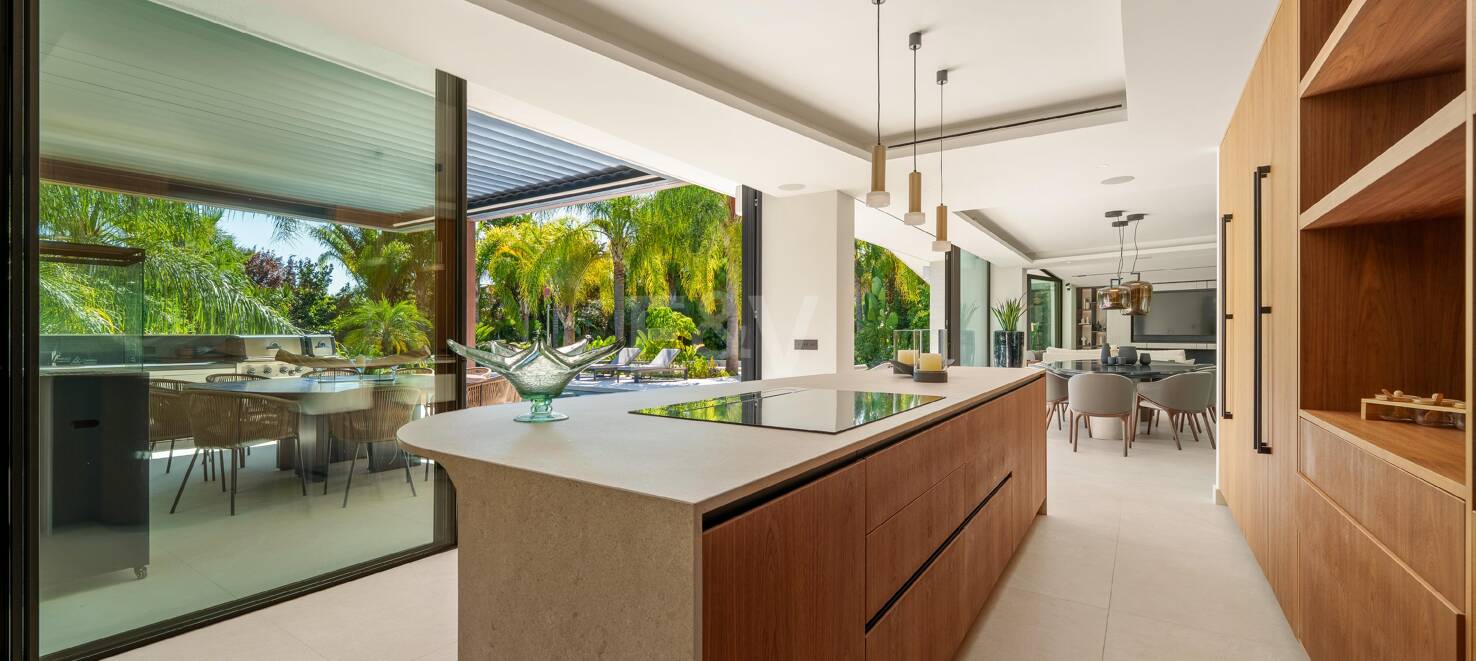 Vivienda Contemporánea Refinada: Diseño, Comodidad y Privacidad Combinados