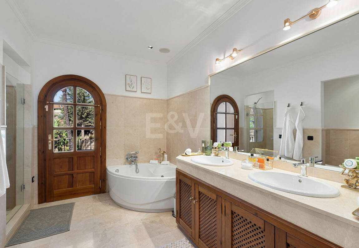 Eleganter andalusischer Rückzugsort mit zeitlosem Charme in El Madroñal