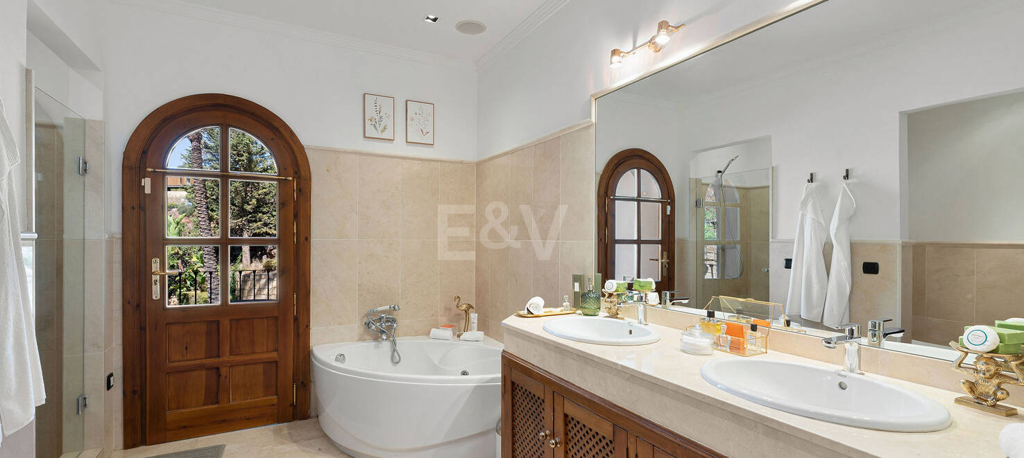 Eleganter andalusischer Rückzugsort mit zeitlosem Charme in El Madroñal