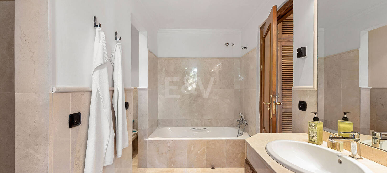 Eleganter andalusischer Rückzugsort mit zeitlosem Charme in El Madroñal