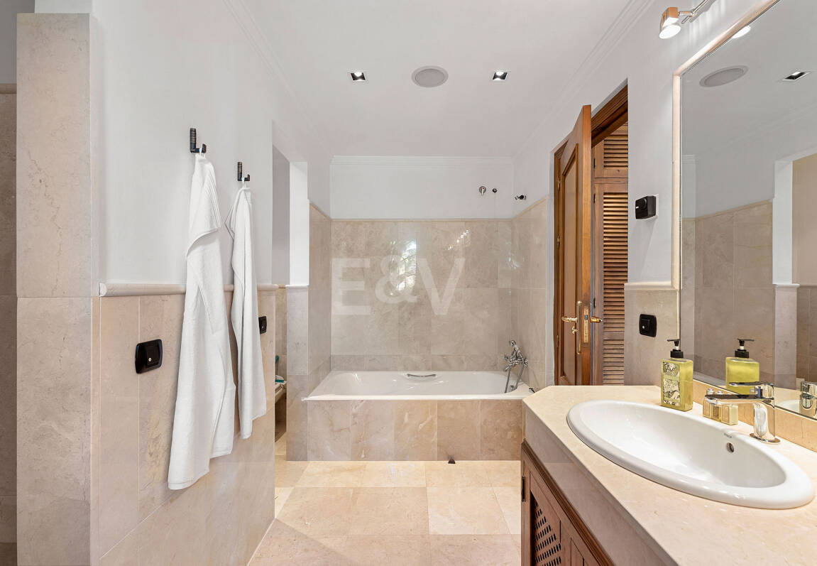 Eleganter andalusischer Rückzugsort mit zeitlosem Charme in El Madroñal