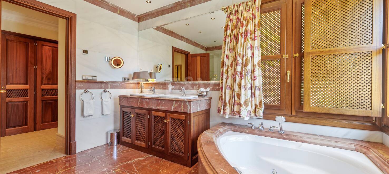 Andalusische Architektur trifft auf modernen Wohnkomfort in den Lomas del Marbella Club