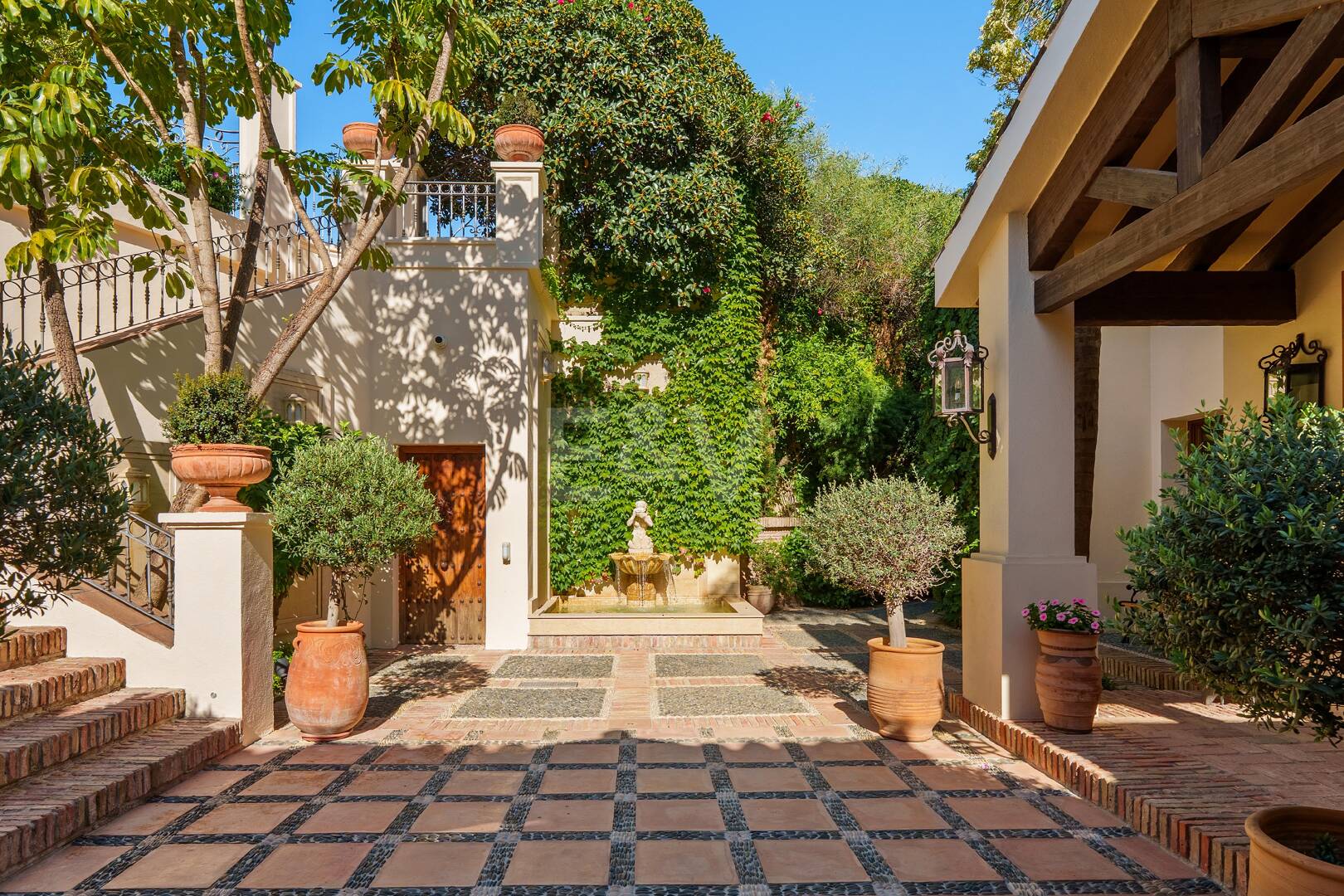 Andalusische Architektur trifft auf modernen Wohnkomfort in den Lomas del Marbella Club